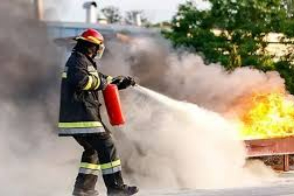 نجات نفس‌گیر 150 شهروند از دودگرفتگی ساختمان پزشکان اصفهان