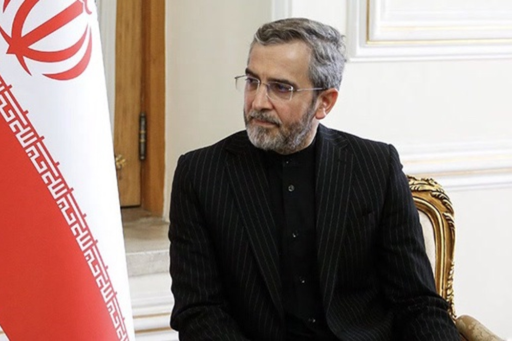 معاون سیاست خارجی شورای عالی امنیت ملی:  صحبت دشمن از مذاکره برای تسلیم ایران است