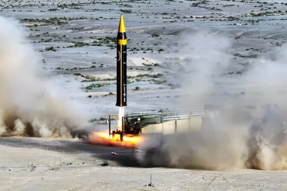 ایران موشک فراصوت «خرمشهر-4» را هم‌زمان با رونمایی از یک شهر موشکی به نمایش گذاشت