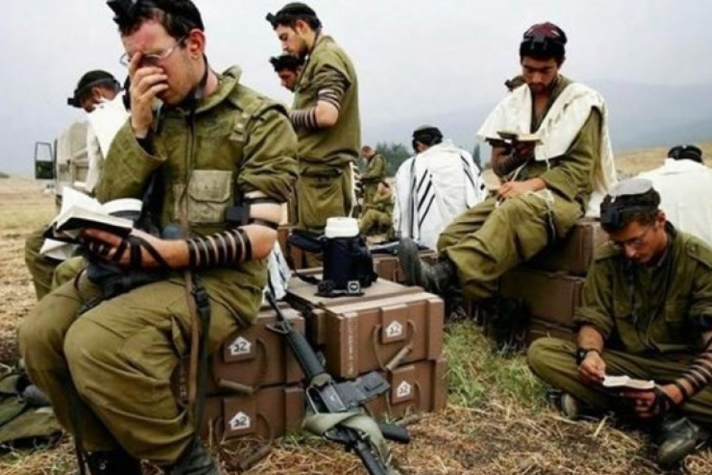 پناه گرفتن سربازان زن اسرائیلی در سطل‌های زباله