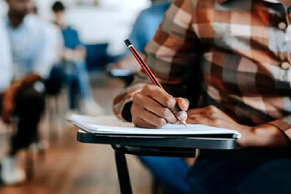 برگزاری آزمون‌ها به شیوه حضوری اولویت است