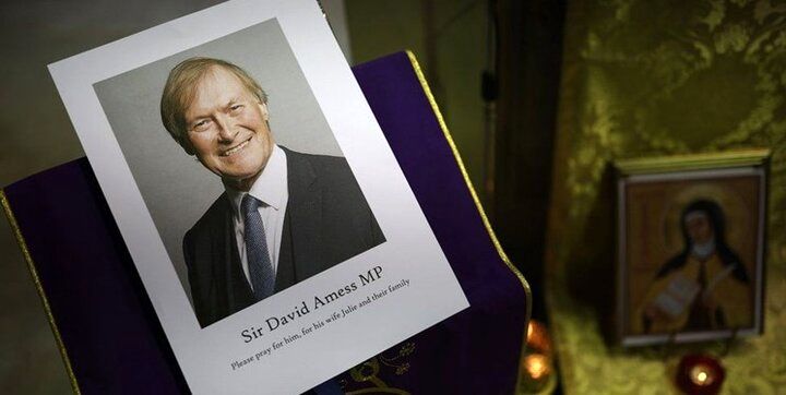 'אנו מתאבלים עם תושבי בריטניה': מנהיגות ישראל מתאבלת על סר דיוויד אמס