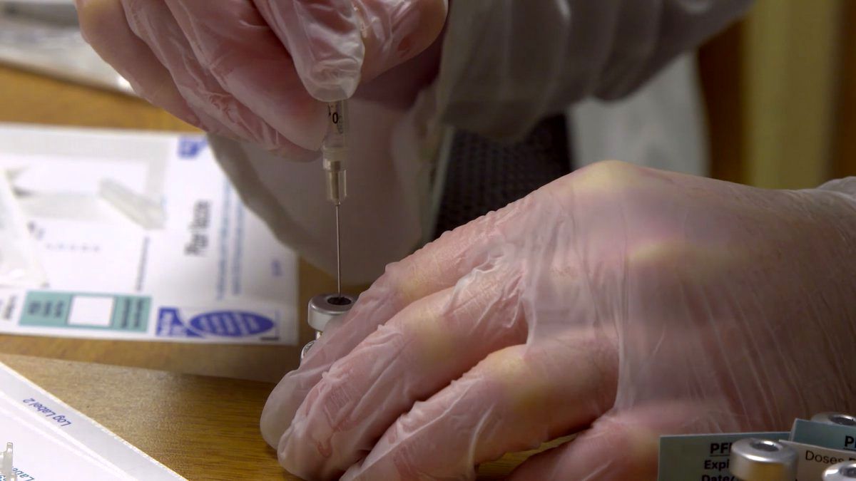 لوموند: رقابت سیاسی، ایده توزیع عادلانه واکسن را بر هم زده است